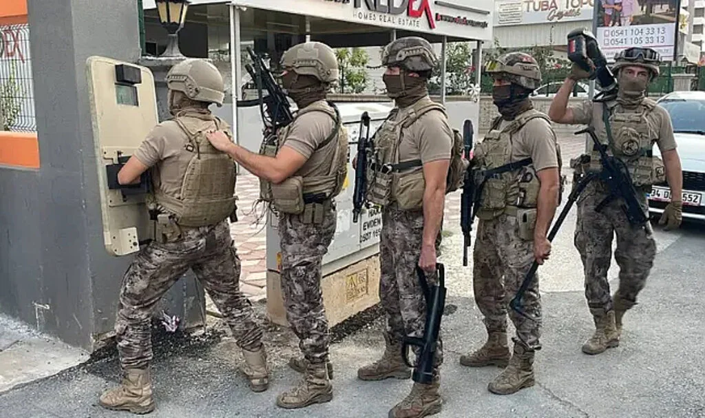 'Kalkan-21' Operasyonunda 12 Göçmen Kaçakçısı Tutuklandı