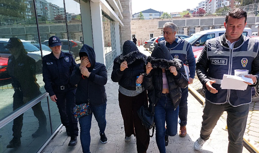 Mağazadan giyim eşyası ve takı çalan 3 kız kardeş yakalandı