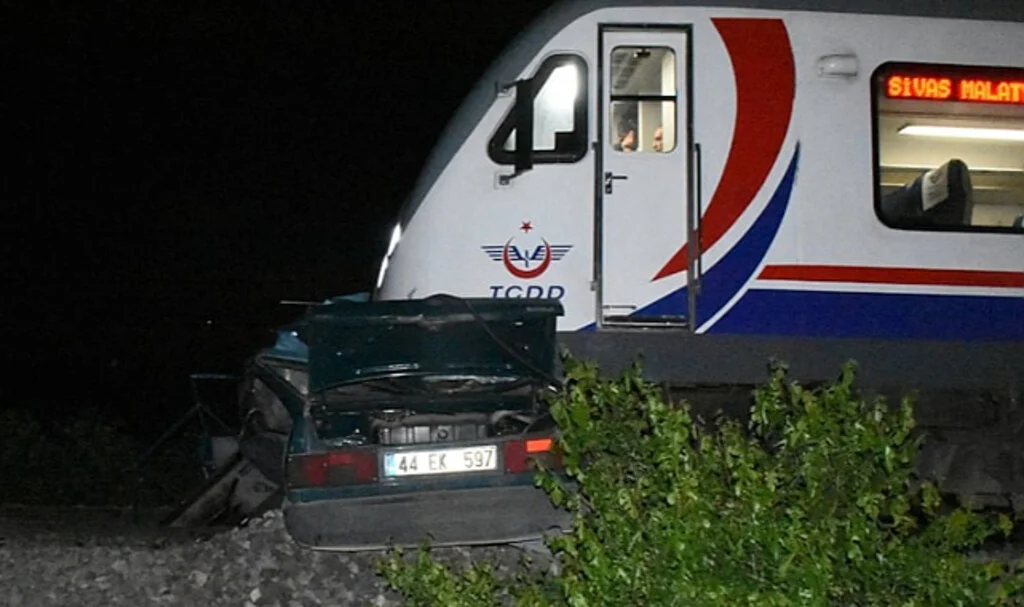 Malatya'da Tren Kazası: 17 Yaşındaki Sürücü Hayatını Kaybetti