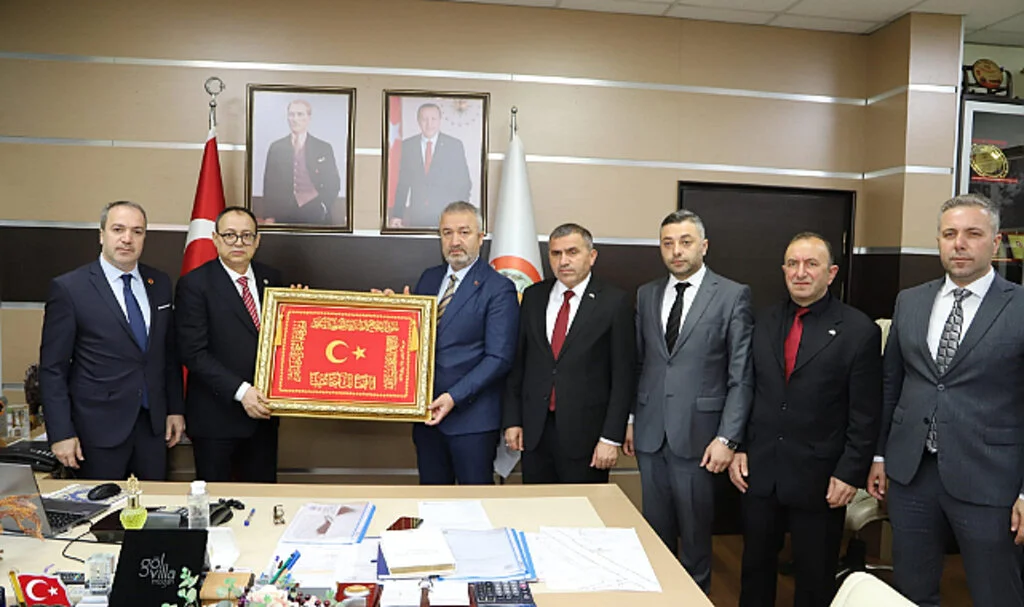 MHP'li Topsakal'dan 19 Mayıs'a ziyaret