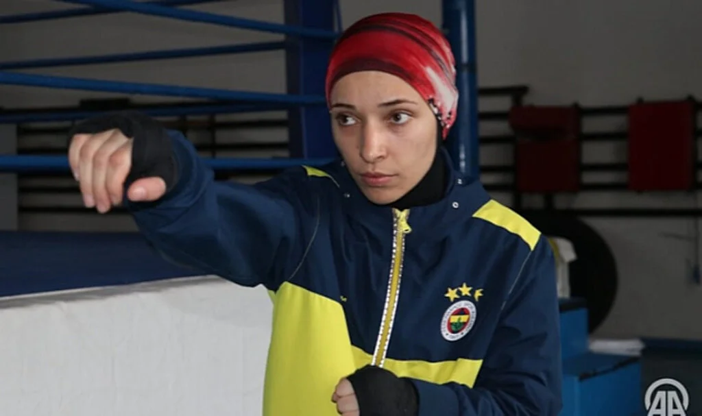 Milli boksörü yılan ısırdı