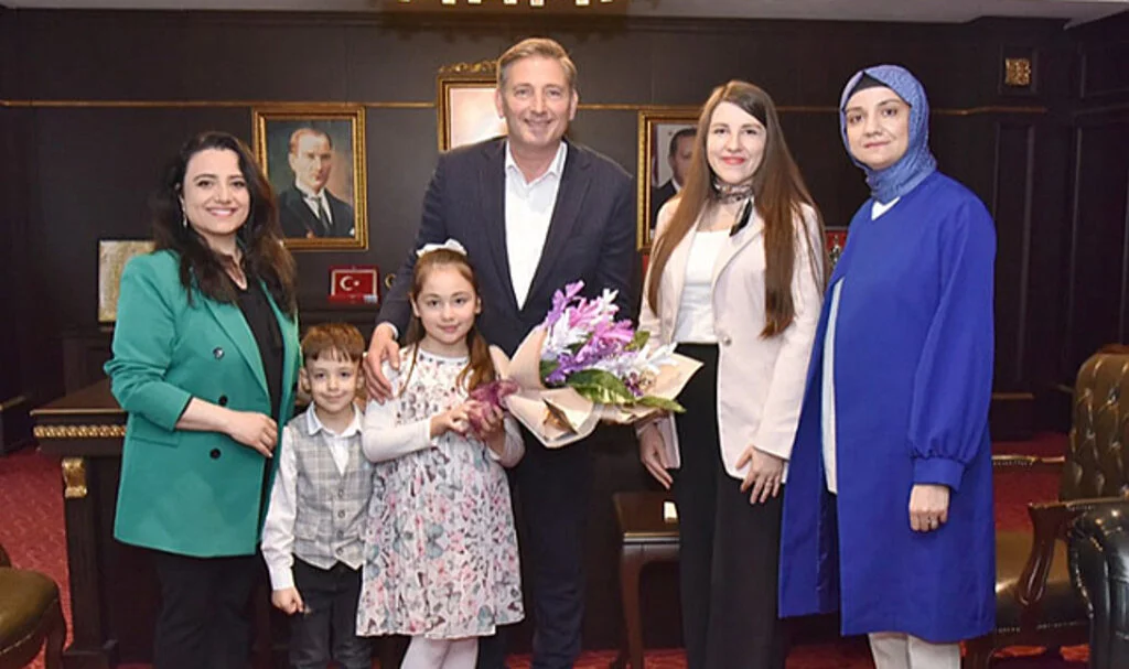 Minik Öğrencilerden Tekkeköy Belediye Başkanı Candal'a Sürpriz Ziyaret
