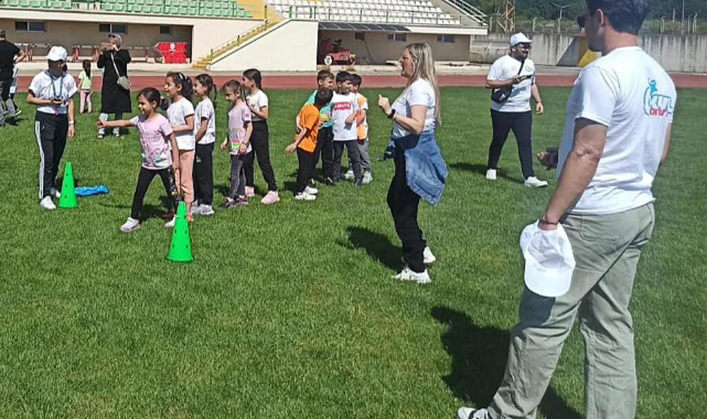  Minikler Şenlikte Doyasıya Eğlendi