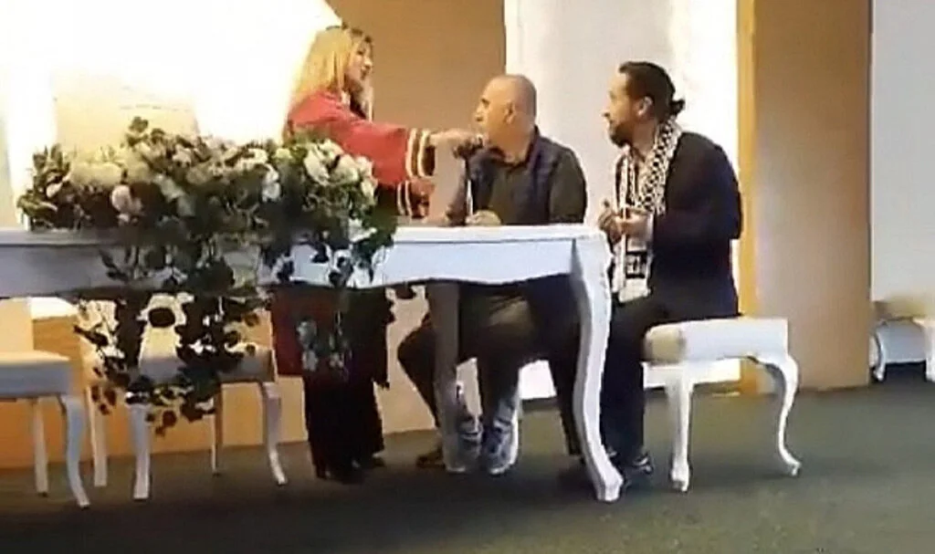 Nikah Memuru Duadan Rahatsız Oldu Müzik Açtırdı