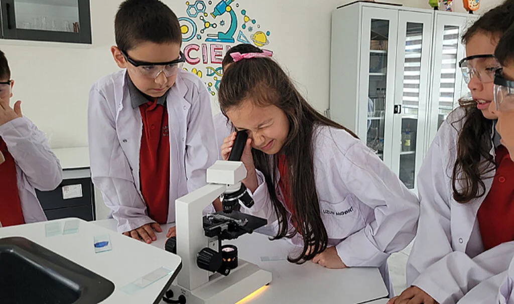 Öğrenciler Bilim Atölye Evi'nde Bilimle Buluşturuluyor