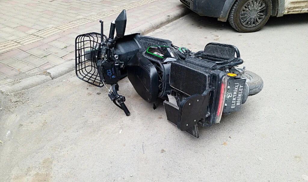Otomobilin çarptığı elektrikli bisiklet sürücüsü yaralandı
