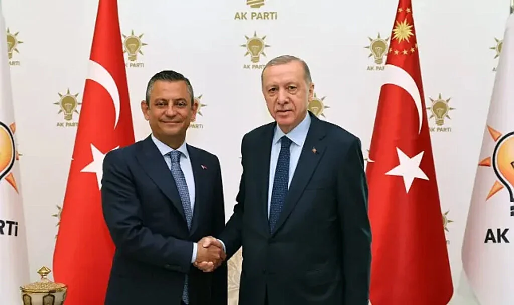 Özgür Özel'den Siyasilere Emekliler Çağrısı: El Ele Vereceğiz
