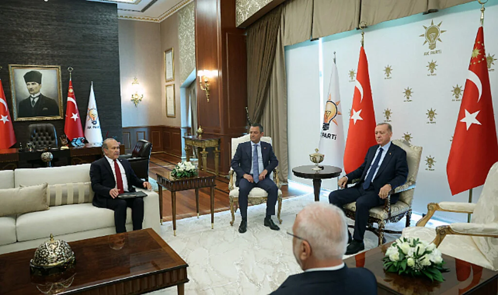 Özgür Özel'e 'özel' düzen: Boş koltuk dikkat çekti