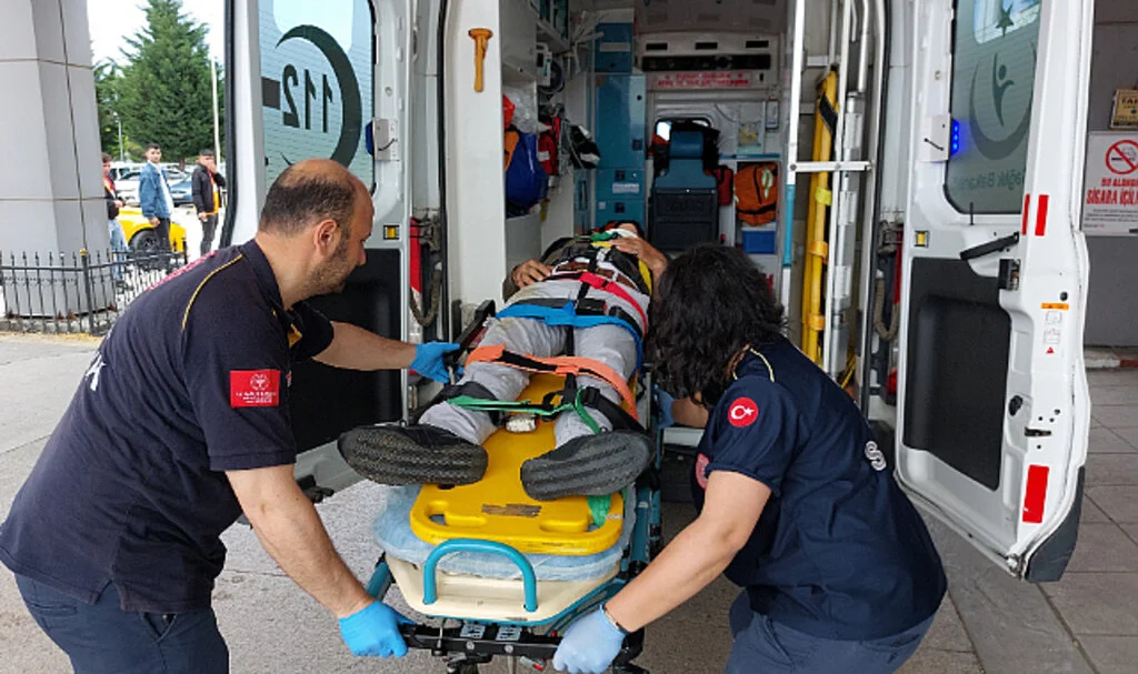 Pikniğe Giden Ailenin Patpatı Şarampole Yuvarlandı: 3 Yaralı