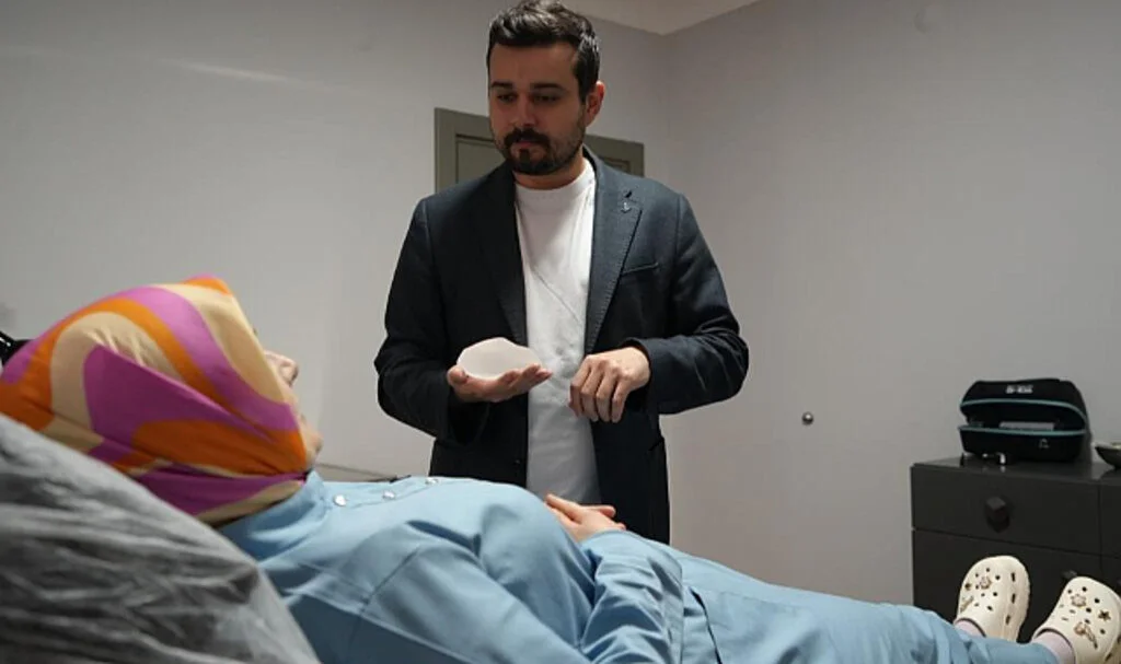 'Poland Sendromu' ve Meme Rekonstrüksiyonu: Göğüs Kası Yokluğuna Çözüm