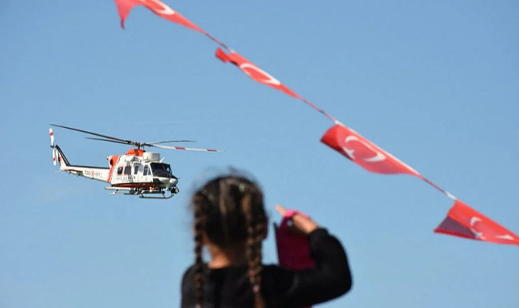 Sahil Güvenlik helikopteri Samsun semalarında gösteri uçuşu yaptı