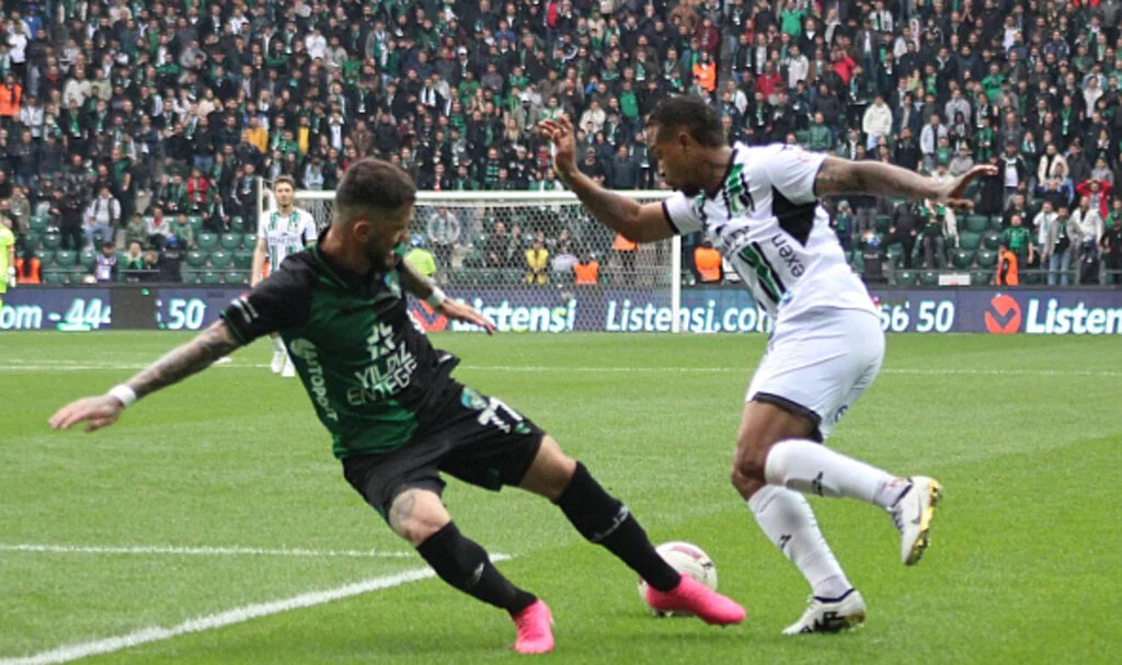 Sakaryaspor, Kocaelispor'u 2-0 mağlup ederek play-off'ta finalde