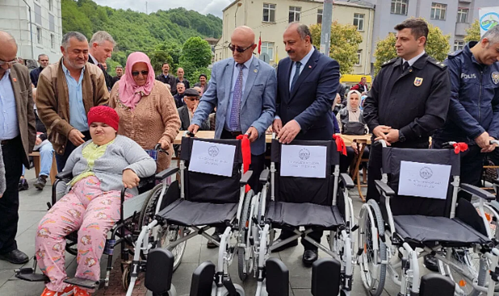 Salıpazarı'nda engelli bireylere sandalye