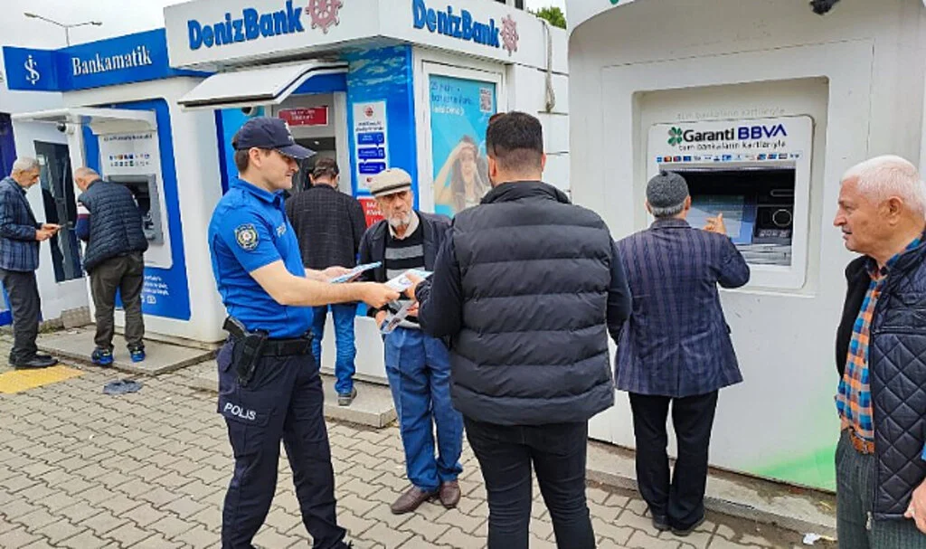 Salıpazarı'nda polis, kurban satıcılarını sahte para konusunda uyardı