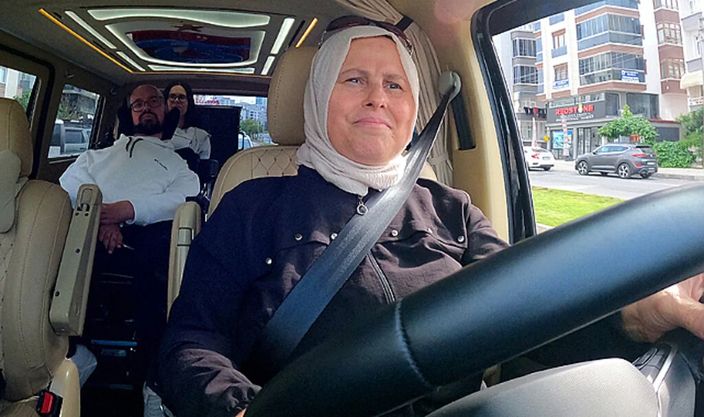 Samsun'da Bedensel Engelli Çocukları İçin 50'lerinden Sonra Ehliyet Alan Anne