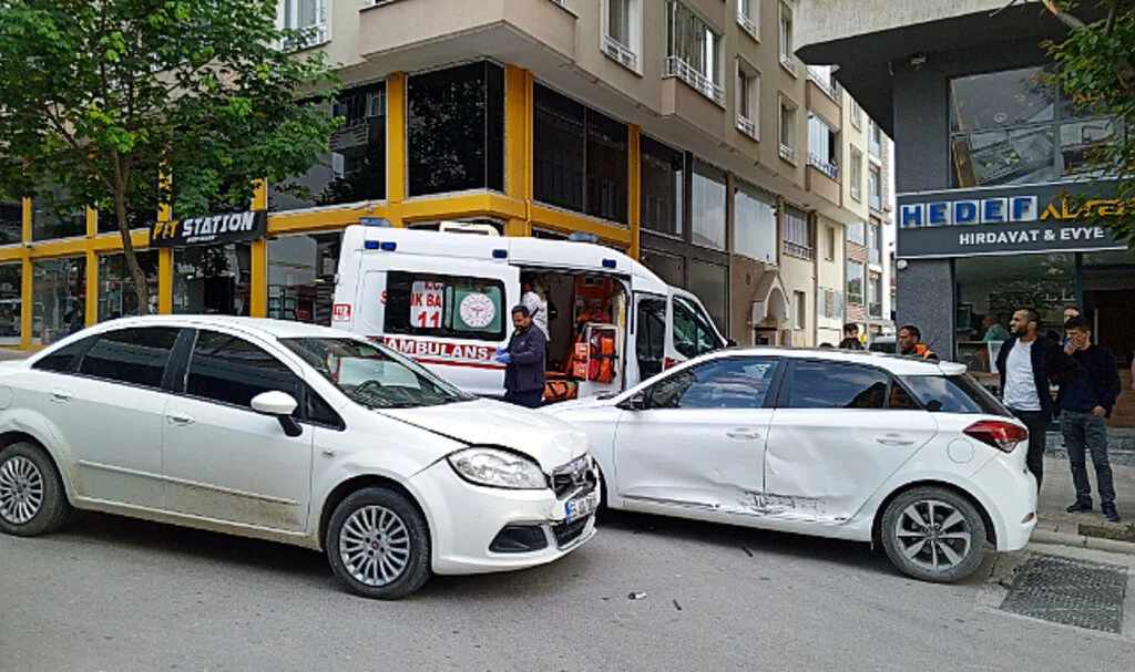 Samsun'da iki otomobil çarpıştı: 3 yaralı