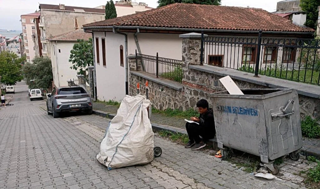 Samsun'da Kağıt Toplayıcısı Çocuğun Konteyner Başında Ders Çalışması Duygulandırdı
