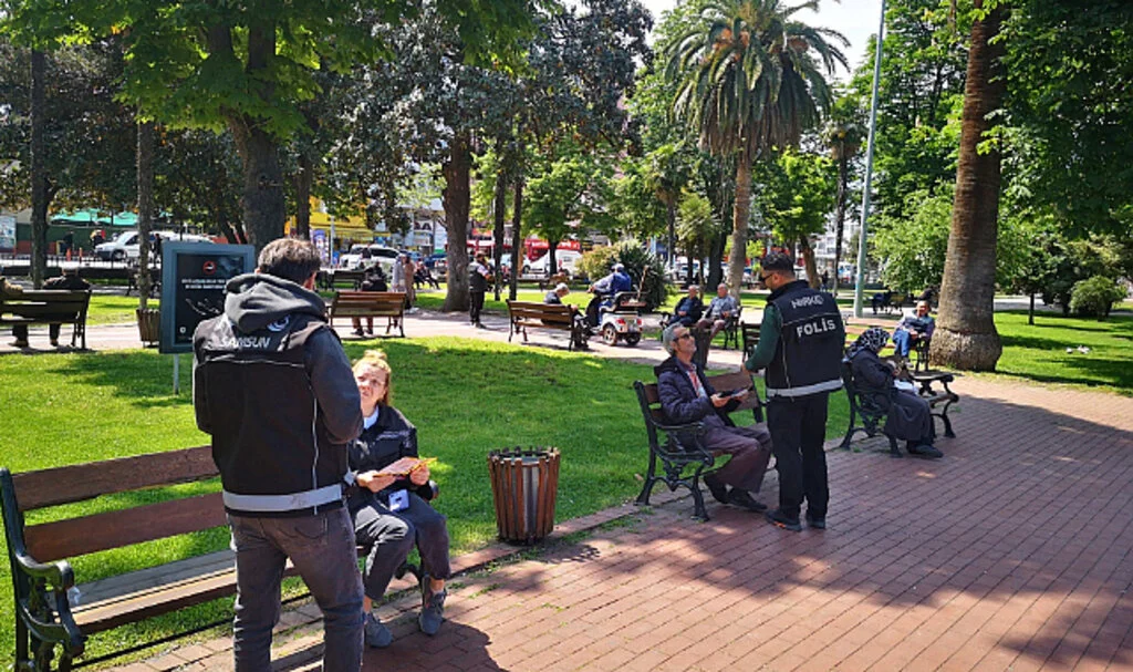 Samsun'da polis narkotik suçlara karşı 1442 kişiye broşür dağıttı