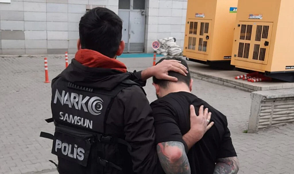 Samsun'da Uyuşturucu Ticareti Yapan Firari Uyuşturucuyla Yakalandı