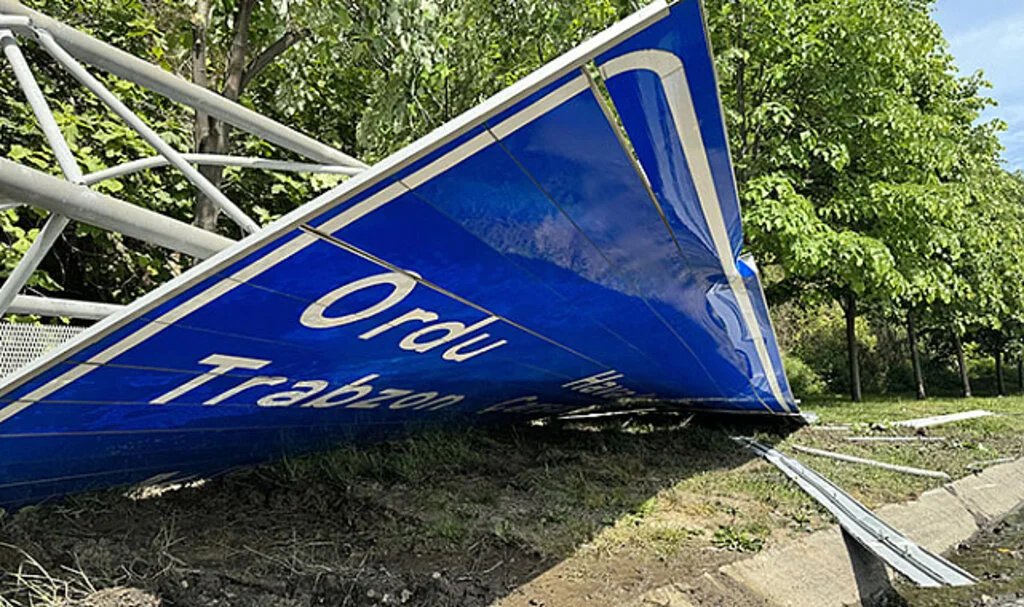 Samsun'da Yön Tabelası Devrildi: Araç Kuyrukları Oluştu