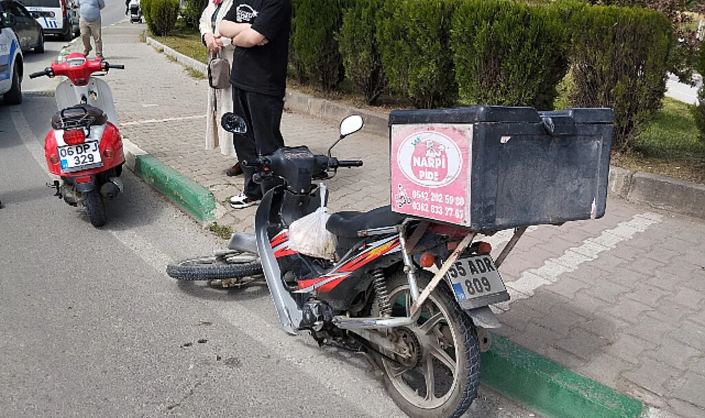 Samsun'un Çarşamba İlçesinde Otomobille Çarpışan Motokurye Yaralandı