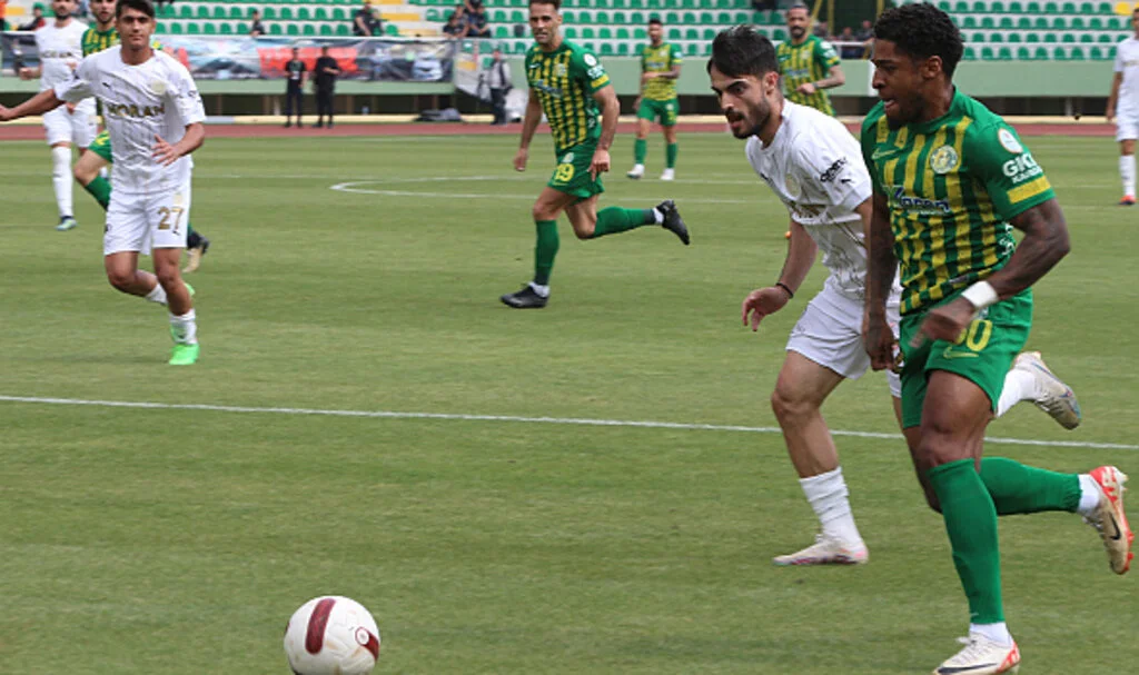 Şanlıurfaspor, Manisa FK'yı 2-0 mağlup ederek ligde kaldı