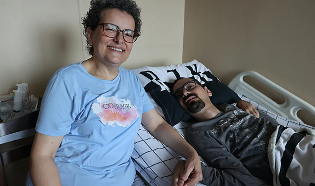 Serebral Palsili Oğlunun Göz Hareketleriyle İfade Ettiği İstekleri Anlayan Anne