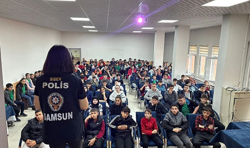 Siber polisi, öğrencileri dijital tehlikelere karşı bilgilendirdi