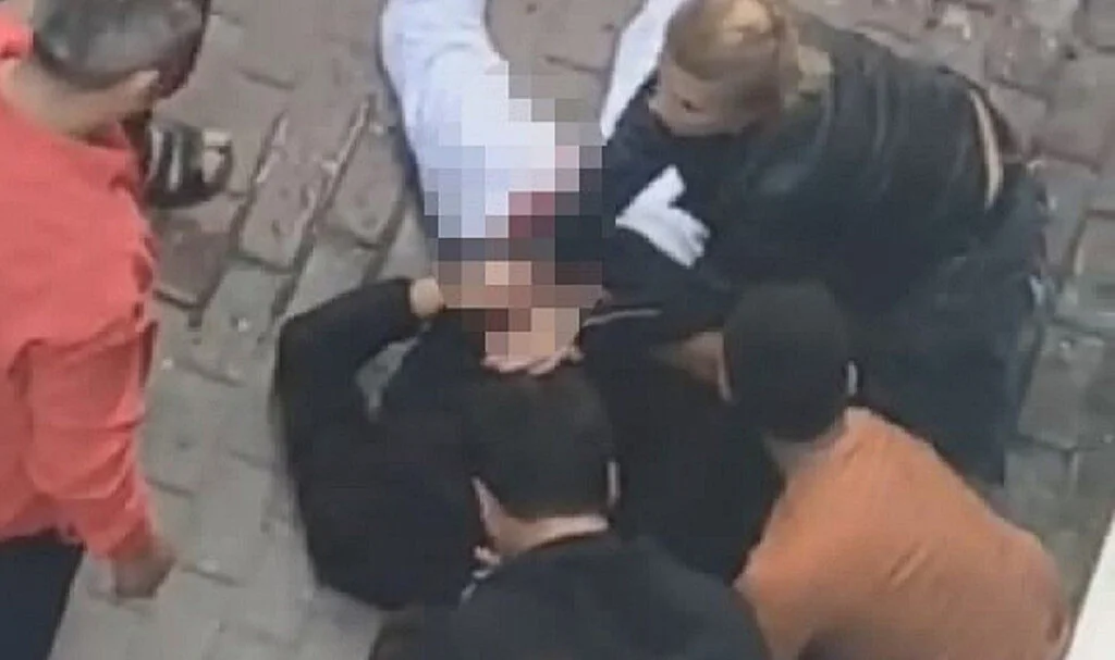 Sinir Krizi Geçiren Genç Kız Sevgilisini Defalarca Bıçakladı