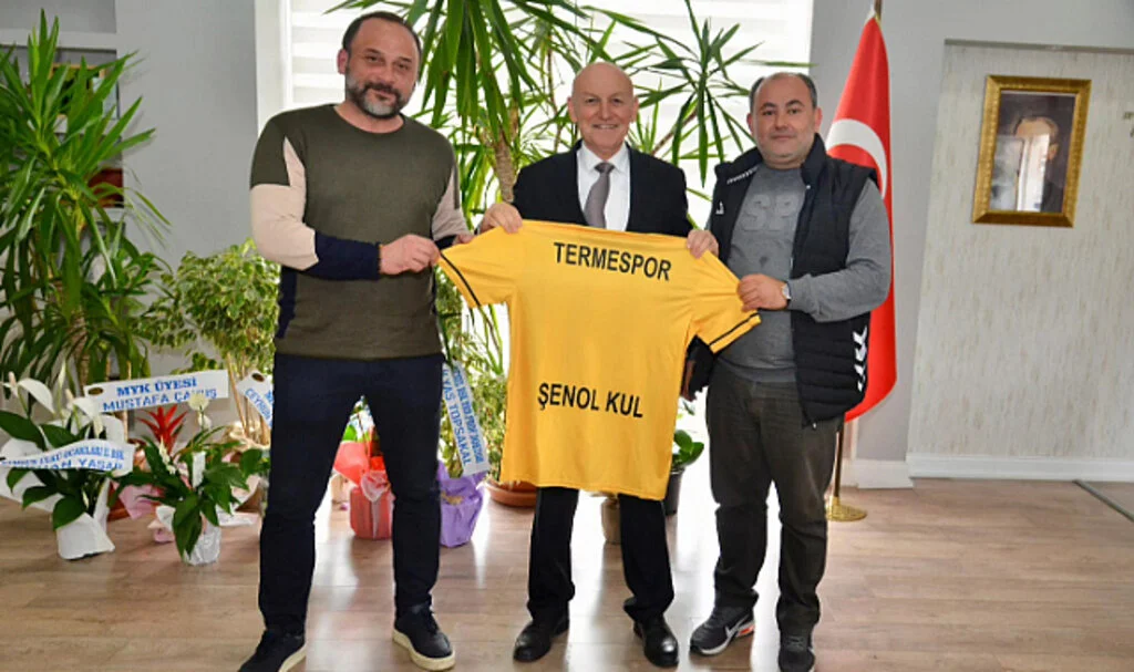 Terme Belediye Başkanı Şenol Kul'a Hediye Forma