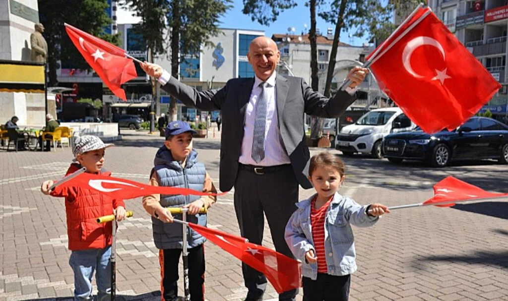 Terme'de Binlerce Türk Bayrağı Dağıtıldı: Bayram Coşkusu Sokaklara Taştı
