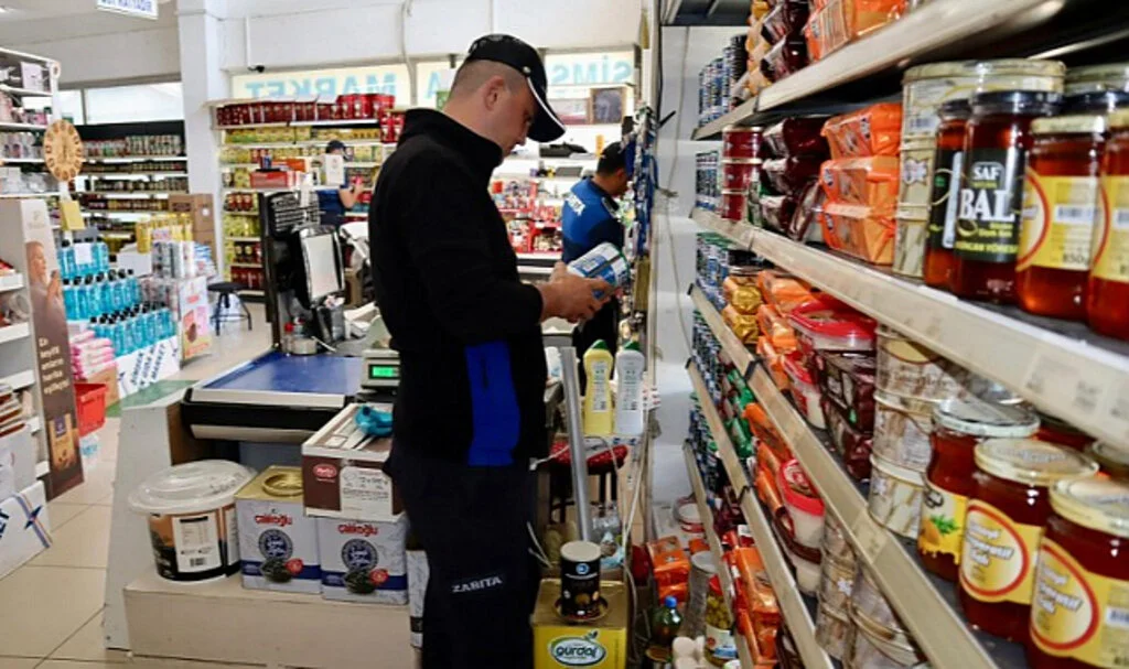 Terme’de zabıta ekipleri marketleri denetledi