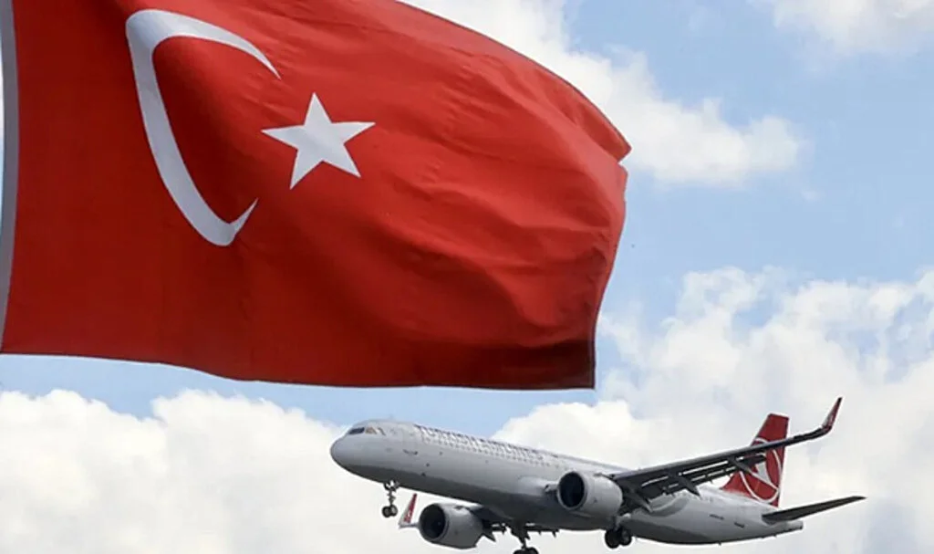 THY'nin 91. Yıl Kutlaması: "Türkiye'nin Kanatları" Uçak Heykeli