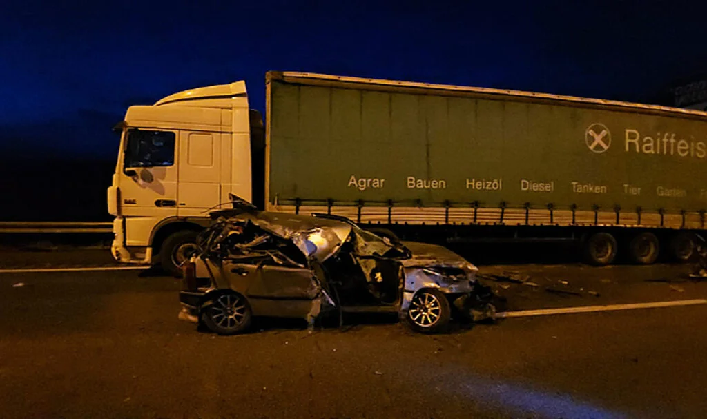 Tıra Arkadan Çarpan Otomobilin Sürücüsü Yaralandı