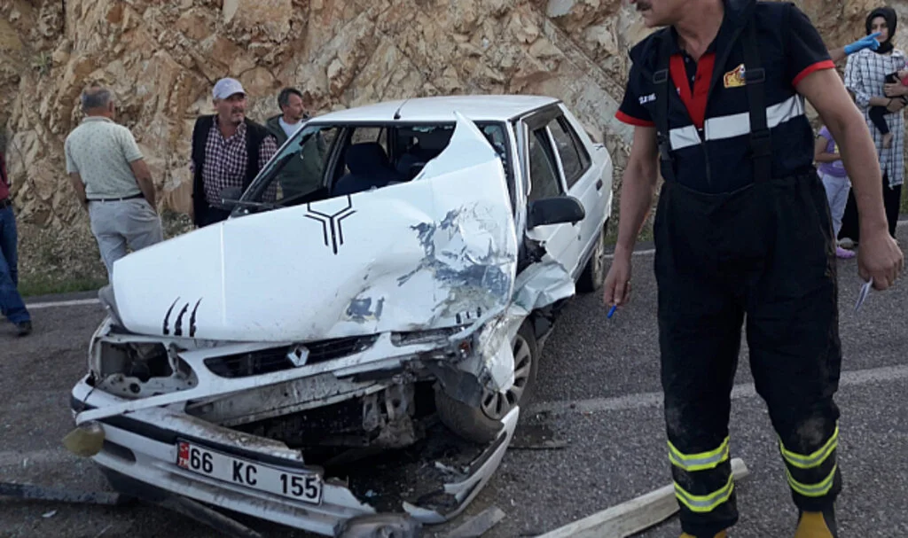 Tokat'ta Çarpışan Hafif Ticari Araç ile Otomobilde 6 Kişi Yaralandı