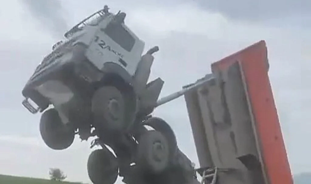 Tokat'ta ilginç olay! Kamyon şaha kalktı