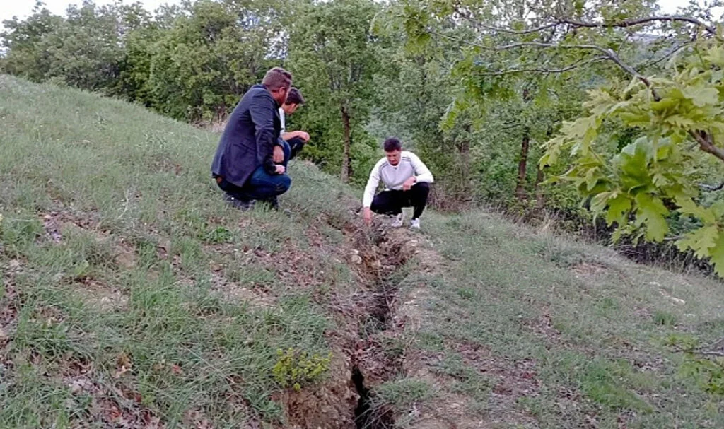 Tokat'taki 5,6 büyüklüğündeki deprem sonrası insan boyunda çatlaklar oluştu