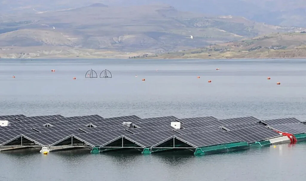 Türkiye'nin İlk Yüzer Güneş Enerjisi Santrali Üretime Başlıyor