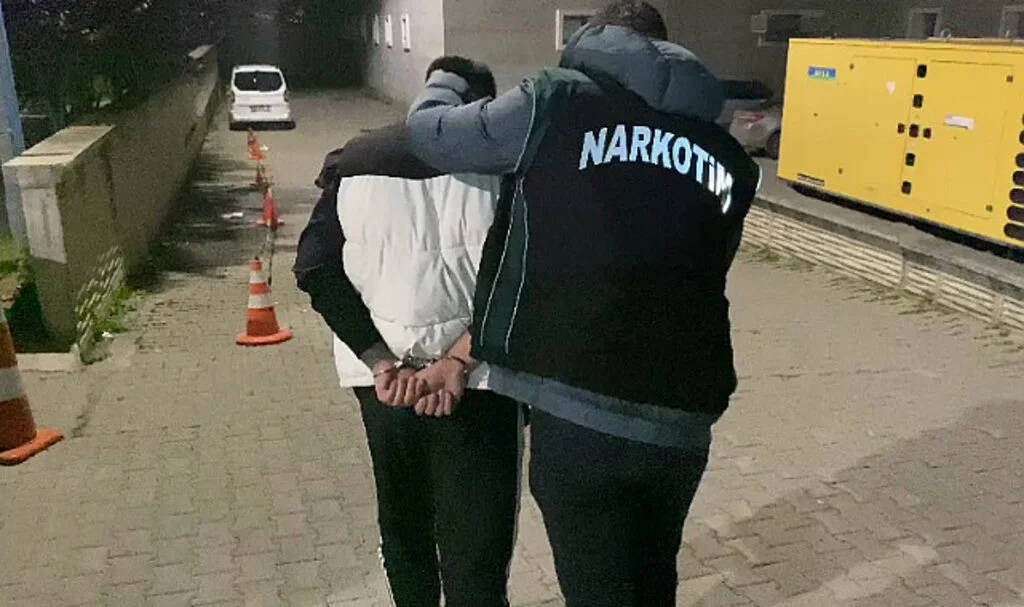 Uyuşturucu suçundan hapis cezaları bulunan 2 kişi yakalandı