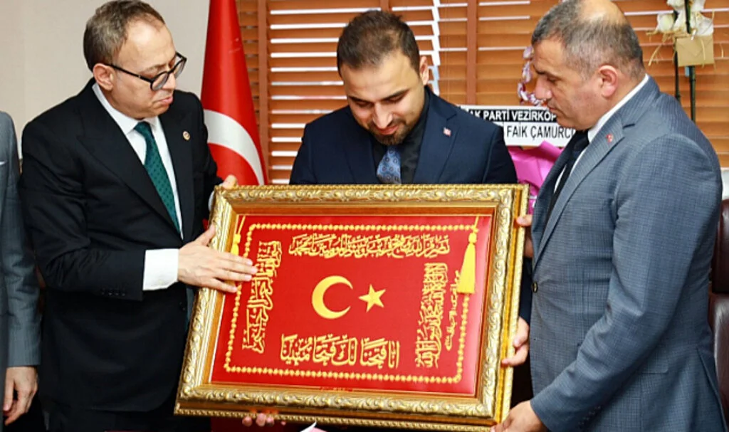  Vezirköprü Belediye Başkanı Murat Gül'e hilafet sancağı 