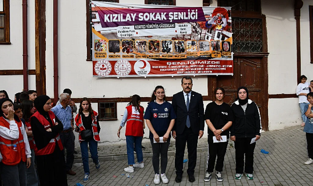 Vezirköprü'de Kızılay Sokak Şenliği Renkli Görüntülere Sahne Oldu