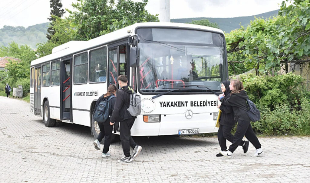 Yakakent Belediyesi'nden Liseli gençlere otobüs jesti