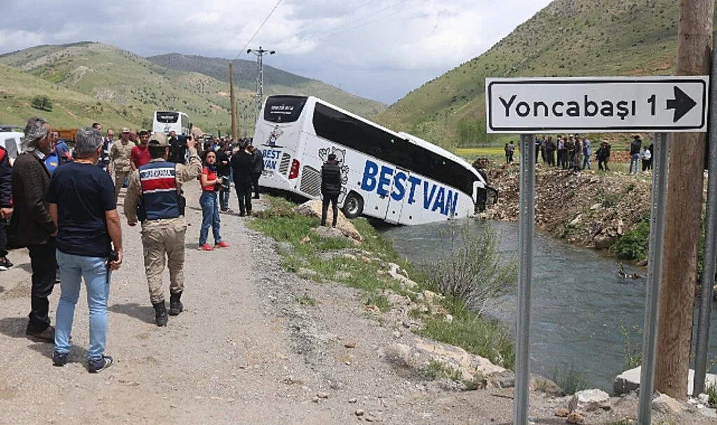 Yolcu otobüsü dereye uçtu... Yaralılar var
