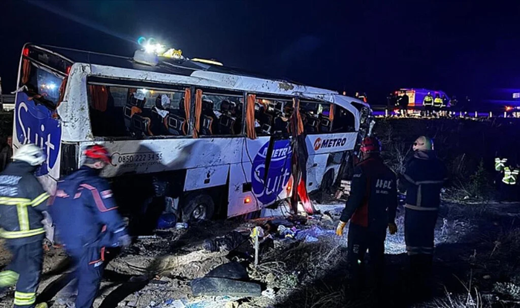 Yolcu Otobüsü Şarampole Devrildi: 2 Ölü, 34 Yaralı