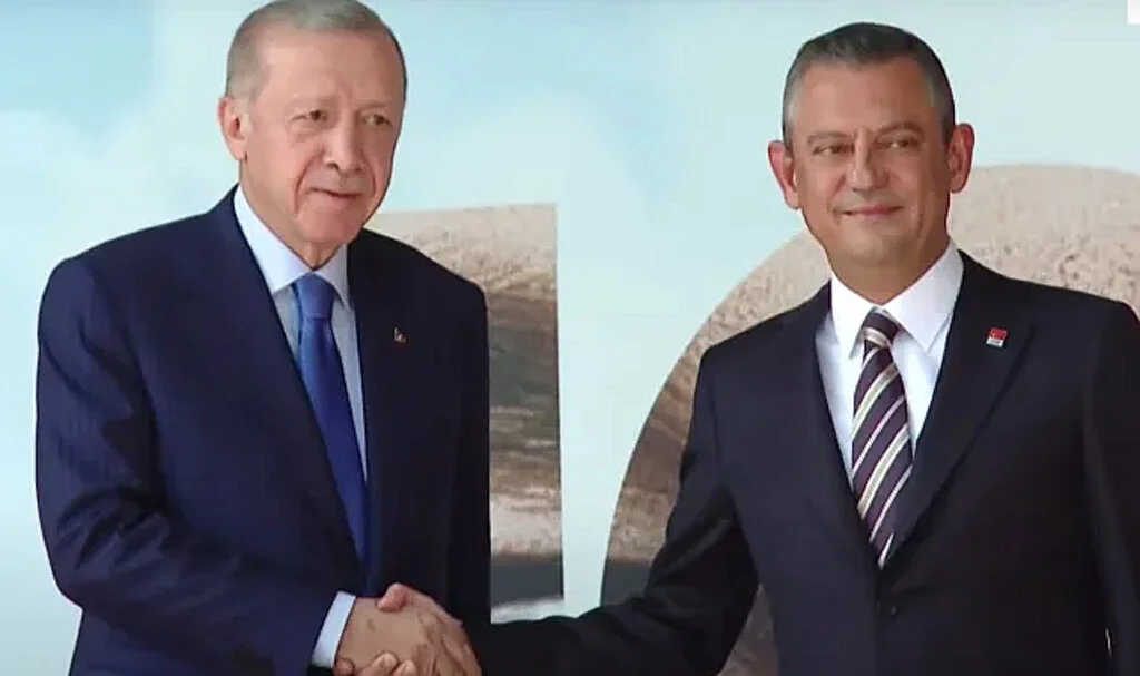 18 yıl sonra tarihi ziyaret... Erdoğan, CHP Genel Merkezi'nde Özgür Özel ile görüşüyor