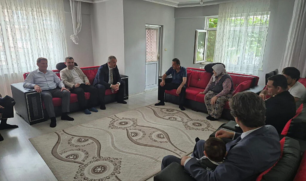 19 Mayıs'ta Kaymakam Civelek ve Belediye Başkanı Topaloğlu'ndan bayram ziyaretleri