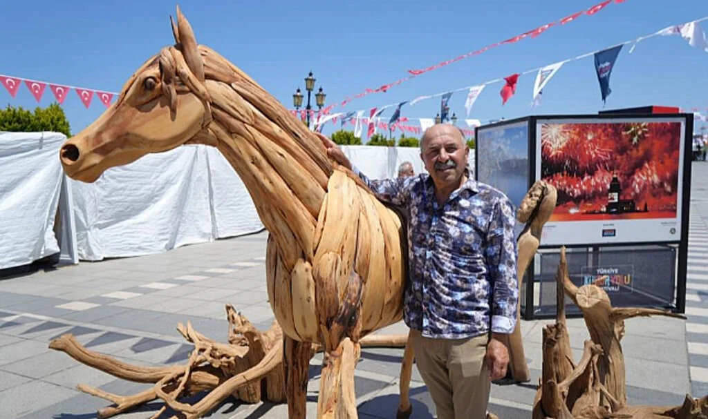 Ağaç Köklerinden At Heykeli Samsun’da İlgi Odağı Oldu