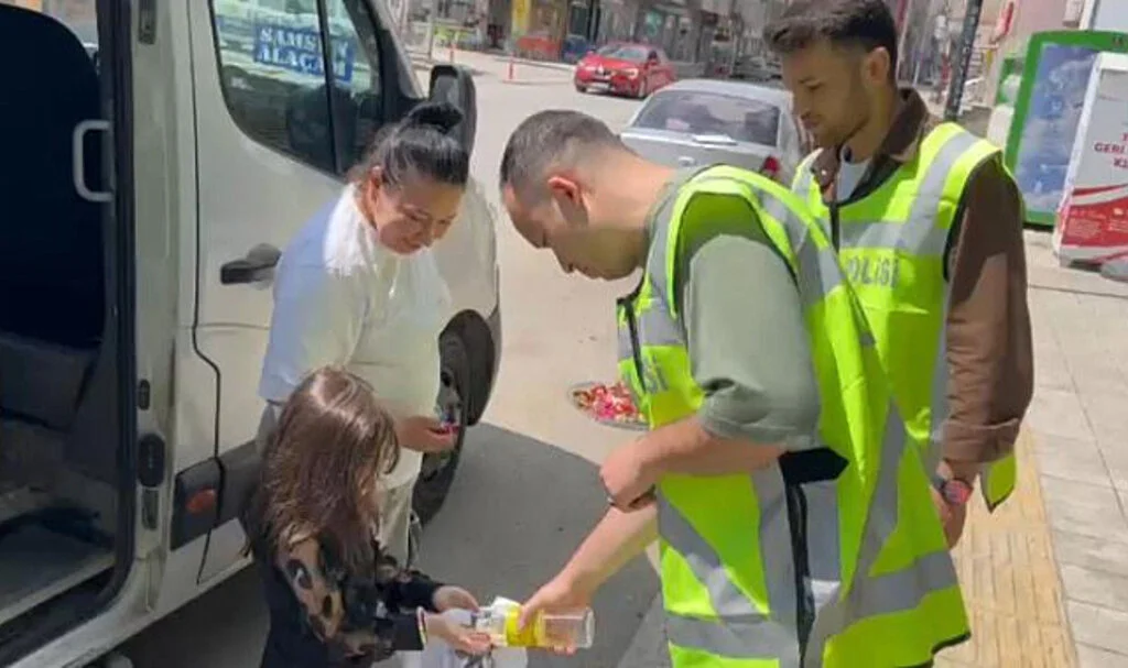 Alaçam'da Bayram Şekeri Polisten