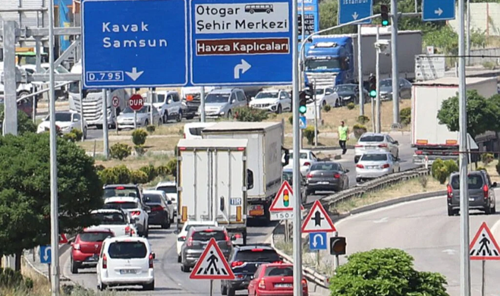 Ankara-Samsun kara yolu Havza geçişinde trafik yoğunluğu başladı