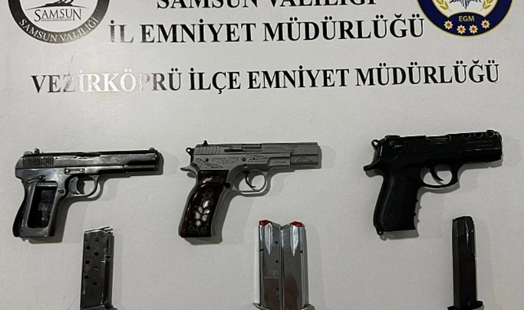 Araçlarında ruhsatsız tabanca bulunan 2 zanlı yakalandı
